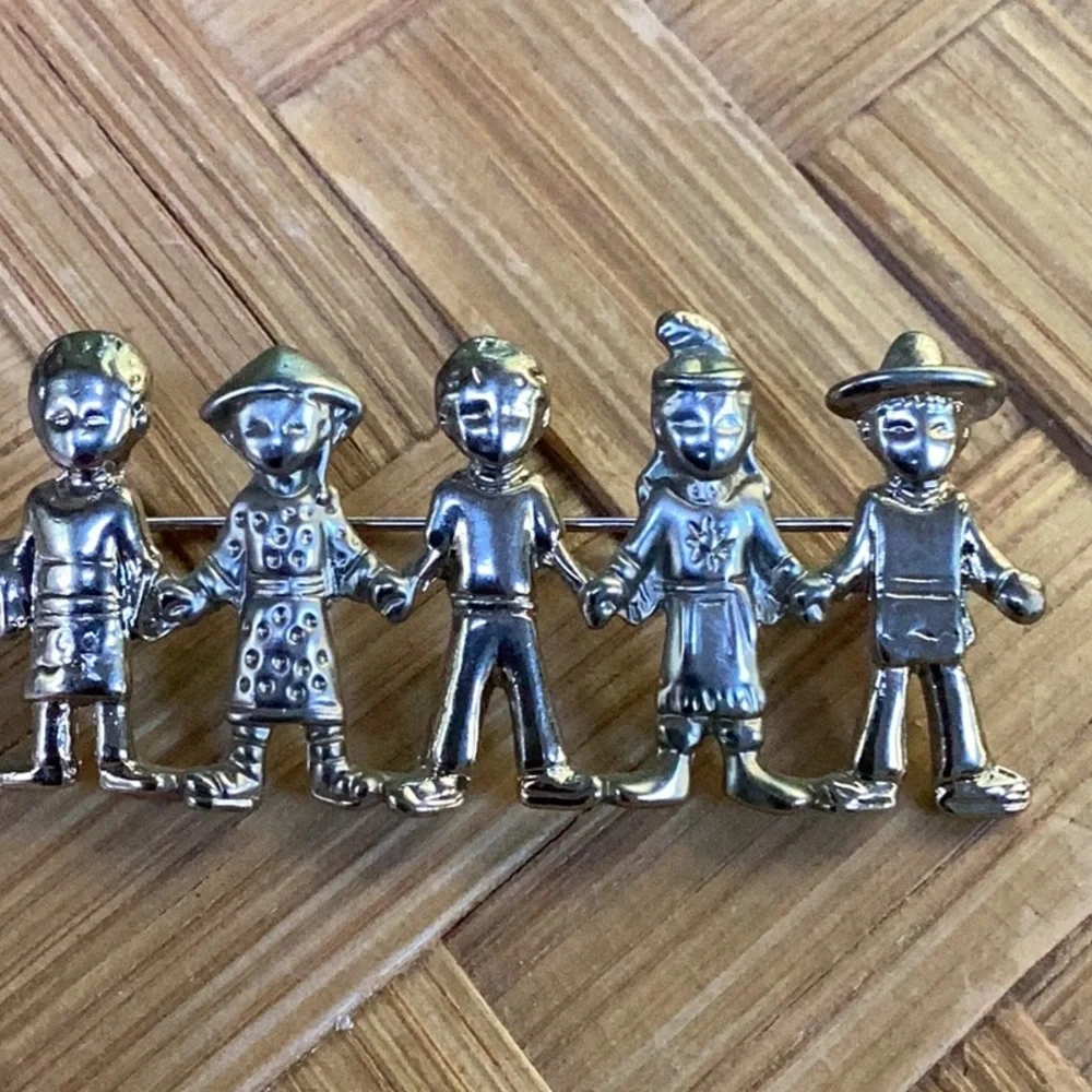 Vintage‎ Premier Silver Children Of The World Holding Hands Peace Love Unity Pin